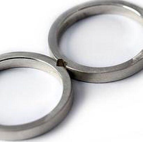 Ide Cincin Pernikahan Unik: Pakai Sidik Jari Hingga Proyektor