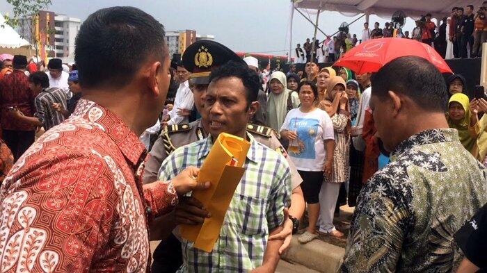 Seorang Pria Diamankan Paspampres Usai Serahkan Map Kuning kepada Presiden