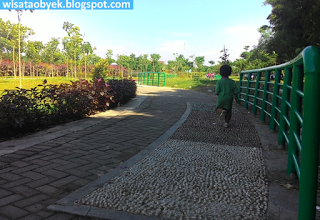 Taman Harmoni Keputih, Wisata Bunga Sakura Surabaya
