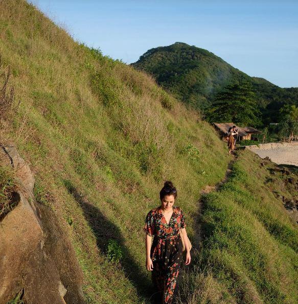 Wow, Raisa Mendaki Bukit Menggunakan Long Dress. Cantiknya Gak Ketulungan 