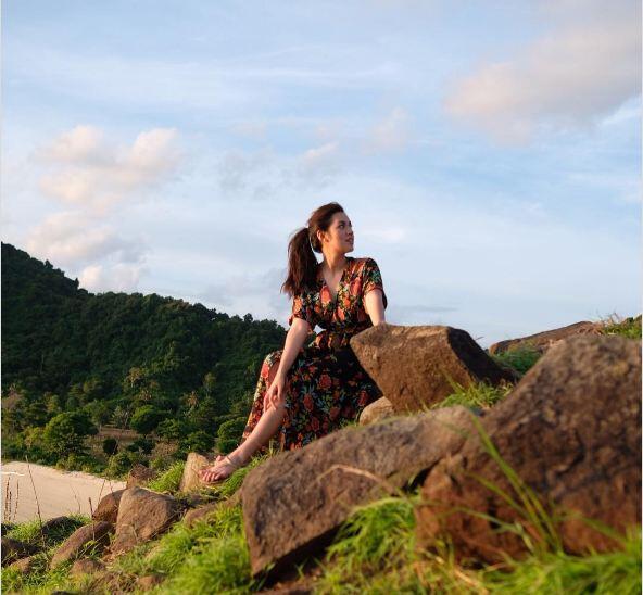 Wow, Raisa Mendaki Bukit Menggunakan Long Dress. Cantiknya Gak Ketulungan 