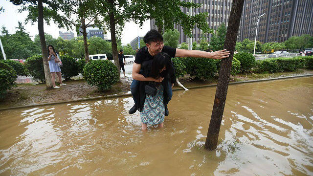Demi sepatu kulit, gadis ini rela gendong pacarnya terabas banjir!
