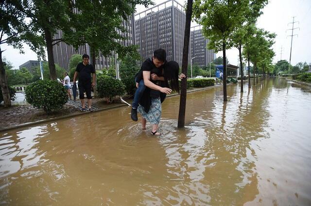 Demi sepatu kulit, gadis ini rela gendong pacarnya terabas banjir!