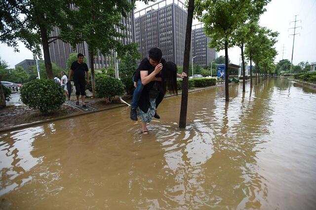 Demi sepatu kulit, gadis ini rela gendong pacarnya terabas banjir!