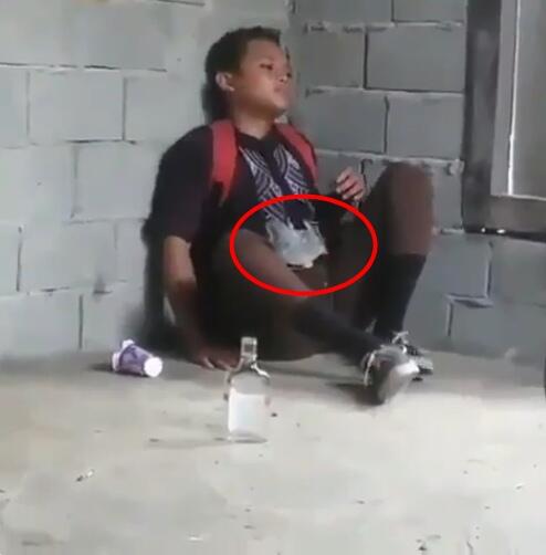 Pelajar ini teler karena dicekoki lem oleh temannya, duh miris!