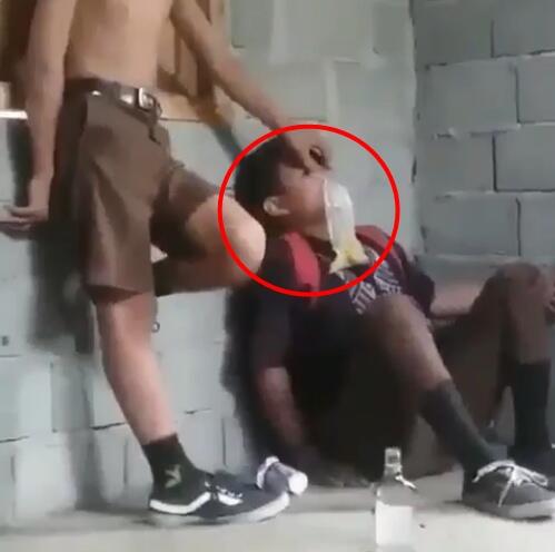 Pelajar ini teler karena dicekoki lem oleh temannya, duh miris!