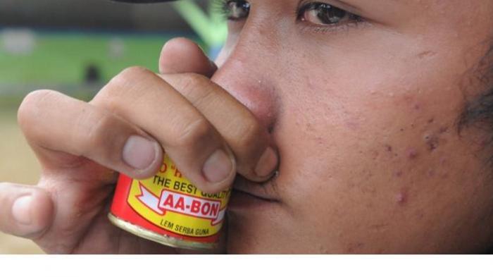 Pelajar ini teler karena dicekoki lem oleh temannya, duh miris!