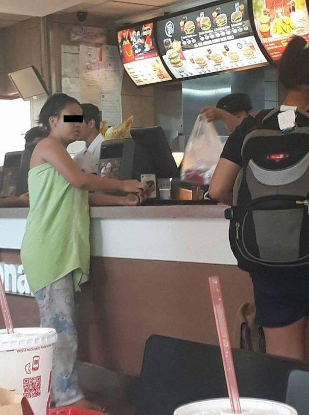 Hanya berbalut handuk, wanita ini pesan makanan di restoran cepat saji