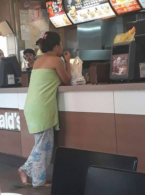 Hanya berbalut handuk, wanita ini pesan makanan di restoran cepat saji
