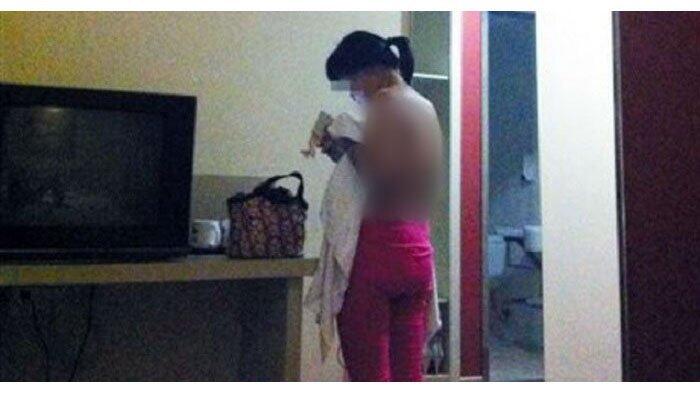 Duh! Di Negara ini, Marak Jasa Ibu Menyusui Pria Dewasa