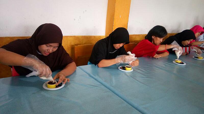 Peringati Hari Kartini, Panti Ini Bersuka Cita Hias dan Membuat Cupcakes.