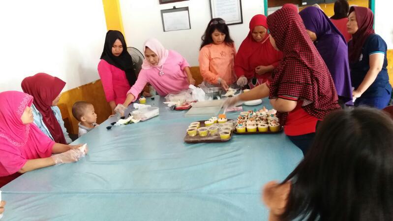 Peringati Hari Kartini, Panti Ini Bersuka Cita Hias dan Membuat Cupcakes.