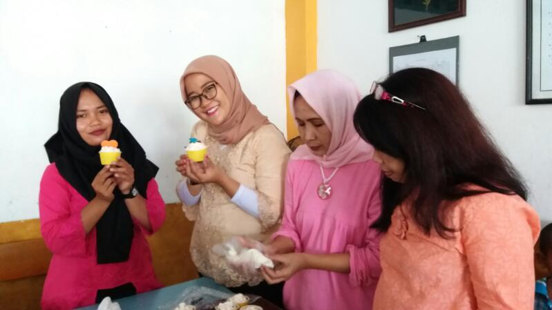 Peringati Hari Kartini, Panti Ini Bersuka Cita Hias dan Membuat Cupcakes.