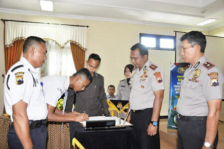Kapolres Banjarnegara Tandatangani Pakta Integritas