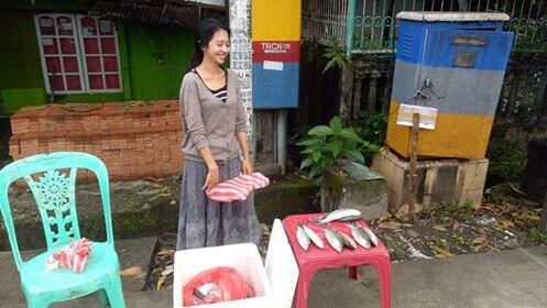 Meski Cantik, Gadis Ini Gak Malu Jualan Ikan di Pinggir Jalan Gan