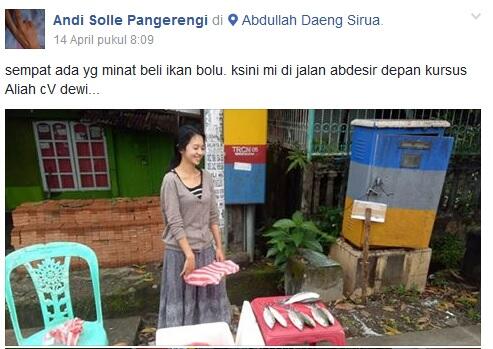 Meski Cantik, Gadis Ini Gak Malu Jualan Ikan di Pinggir Jalan Gan