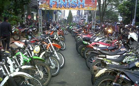 Balap Motor Trail di Atas Aspal Semarakkan Dunia Balap Nasional