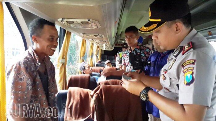 Penumpang Bus yang akan ke Jakarta Diperiksa di Terminal Purabaya, Ada Apa?