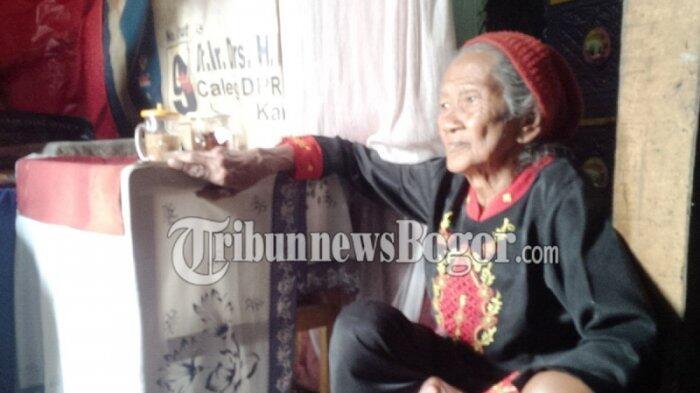 15 Tahun Tidur di Samping Makam Suaminya, Begini Ritual Mak Roni Tiap Malam Jumat