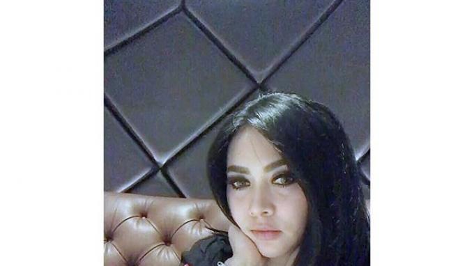 Syahrini Pasang Pose Manyun, Nitizen Malah Nyari Hijabnya