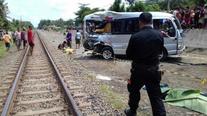 KA Lodaya Sambar Mini Bus di Kroya Cilacap, 6 Orang Meninggal