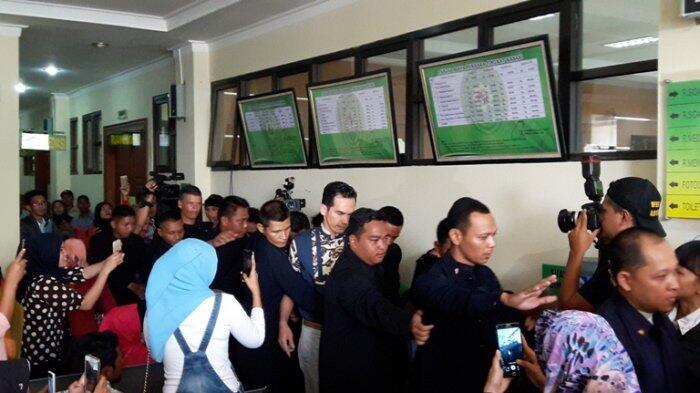 14 Pria Berbadan Tegap Kawal Atalarik Syah Saat Datangi Sidang Cerai