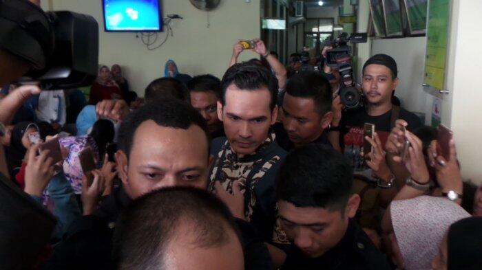 Para Pria Berbadan Kekar Ini Jaga Atalarik Syah Hingga di Depan Ruang Sidang Cerai