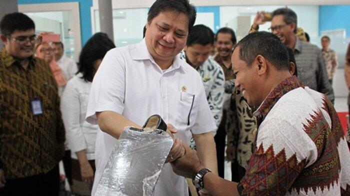Menperin Serahkan 100 Cangkul kepada IKM dan Pengguna