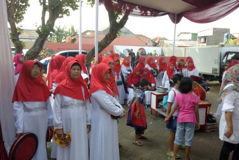 Ibu-Ibu Berkerudung Merah Siap Sambut Megawati dengan Shalawat