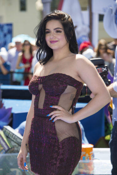 Dora Bikin Marah Fans Gara-gara Ga Pake Bra di Premiere Smurf