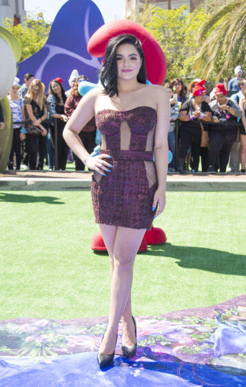 Dora Bikin Marah Fans Gara-gara Ga Pake Bra di Premiere Smurf