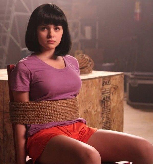 Dora Bikin Marah Fans Gara-gara Ga Pake Bra di Premiere Smurf