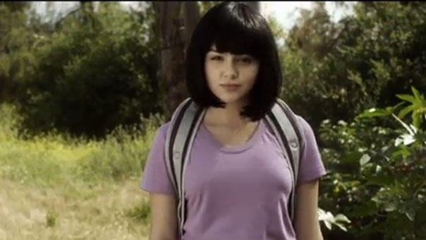 Dora Bikin Marah Fans Gara-gara Ga Pake Bra di Premiere Smurf
