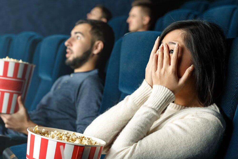 Serem Nggak Selalu Dibenci Lho!Buktinya,6 Alasan Orang Demen Nonton Film Horor