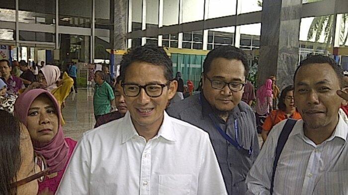 Sandiaga Salat Subuh di Masjid, Promosikan Sarung Celana Ustaz Solmed