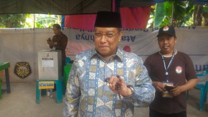 Sambil Membawa Tasbih Ketua Umum PBNU Mencoblos