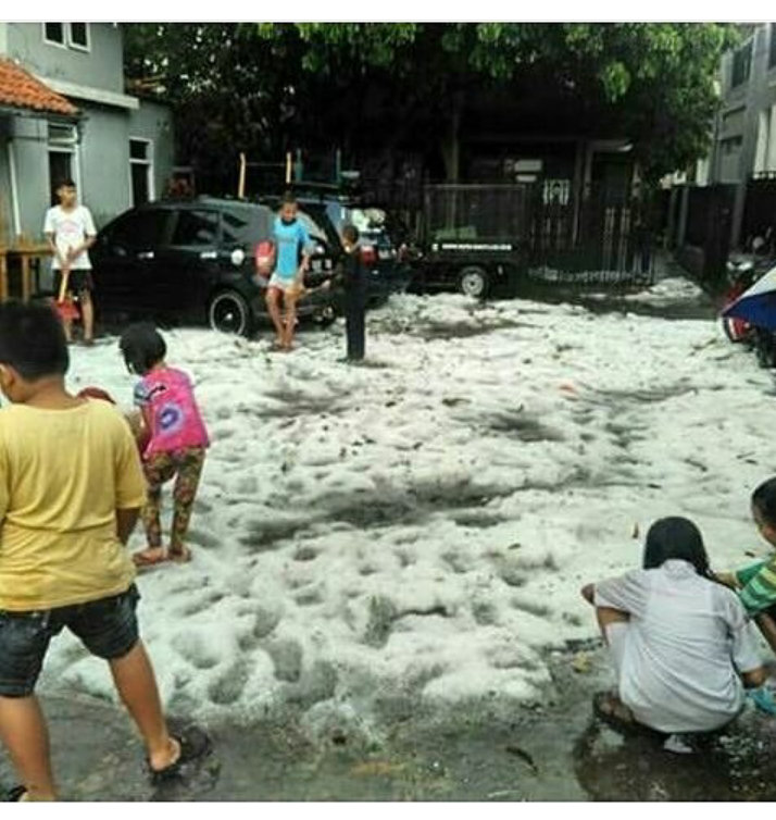 Foto-Foto Mencekam Hujan Badai di Bandung Viral di Medsos