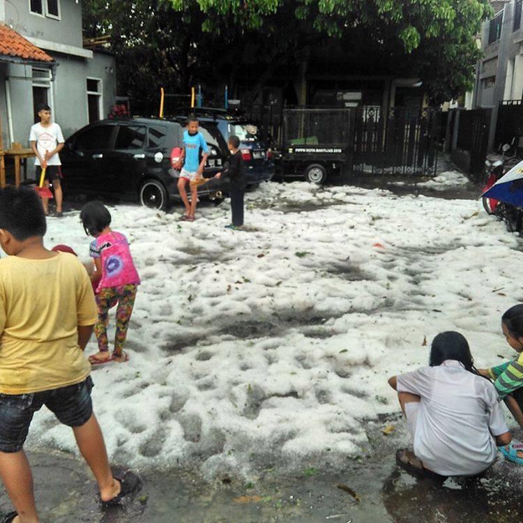 Foto foto hujan es di Bandung