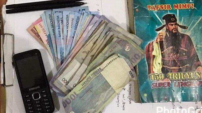 Pengecer Togel  Tertangkap Polisi Sita Uang dan Buku 