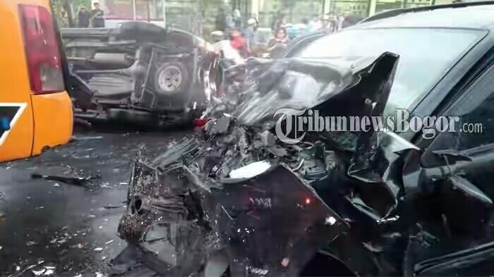 Jalur Puncak Ditutup Total, Belasan Mobil Rusak Parah Akibat Tabrakan Beruntun