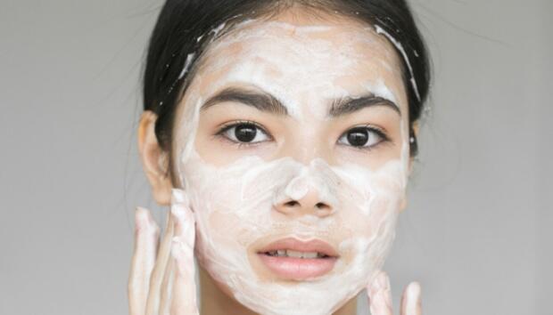 7 KEBIASAAN YANG BIKIN WAJAH WANITA MUDA TAMPAK TUA