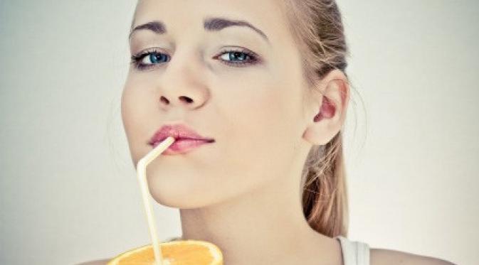 7 KEBIASAAN YANG BIKIN WAJAH WANITA MUDA TAMPAK TUA