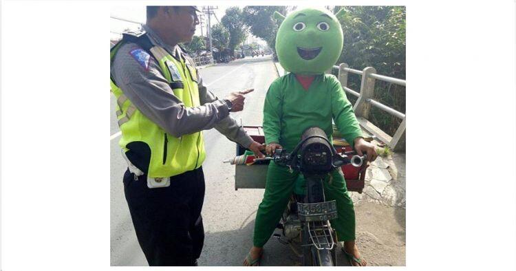 Penjual bakso tusuk berkostum unik ini ditegur polisi, salah apa ya?