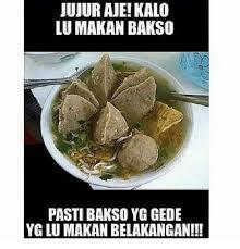 Penjual bakso tusuk berkostum unik ini ditegur polisi, salah apa ya?