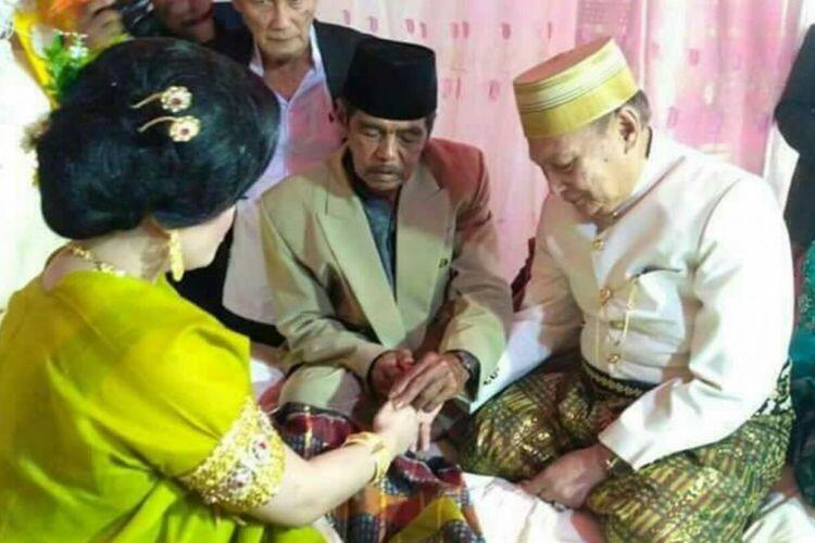 Wow, Kakek 70 Tahun Nikahi Gadis 25 Tahun dengan Mahar Lebih Rp 1 Miliar