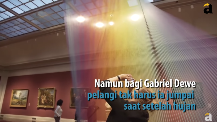Seniman ini mengubah benang menjadi pelangi yang indah dalam ruangan