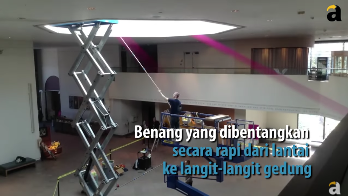 Seniman ini mengubah benang menjadi pelangi yang indah dalam ruangan