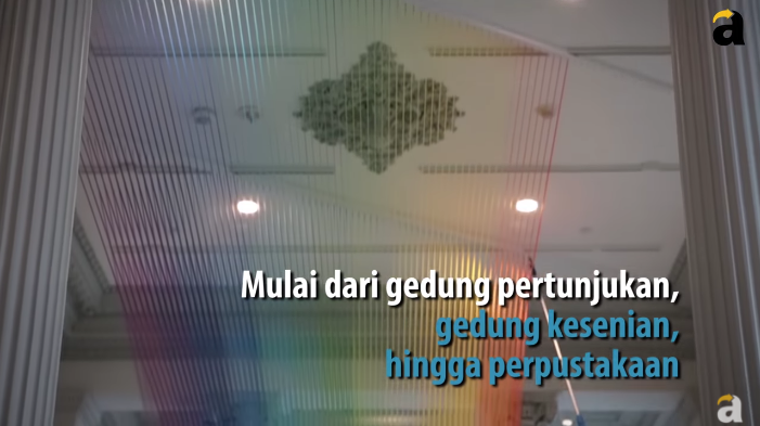 Seniman ini mengubah benang menjadi pelangi yang indah dalam ruangan