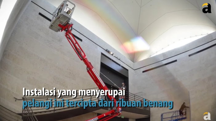Seniman ini mengubah benang menjadi pelangi yang indah dalam ruangan