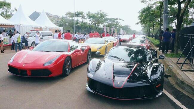 Komunitas Supercar Pecahkan Rekor Mobil Terpanjang